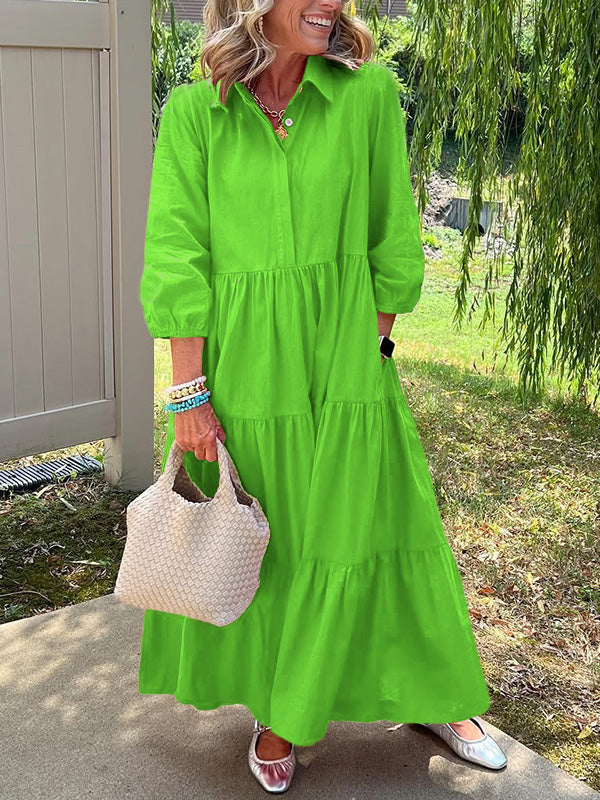 Robe maxi élégante bleue Danoir Paris Bente, longueur longue avec décolleté en V et tissu fluide, portée en soirée.
