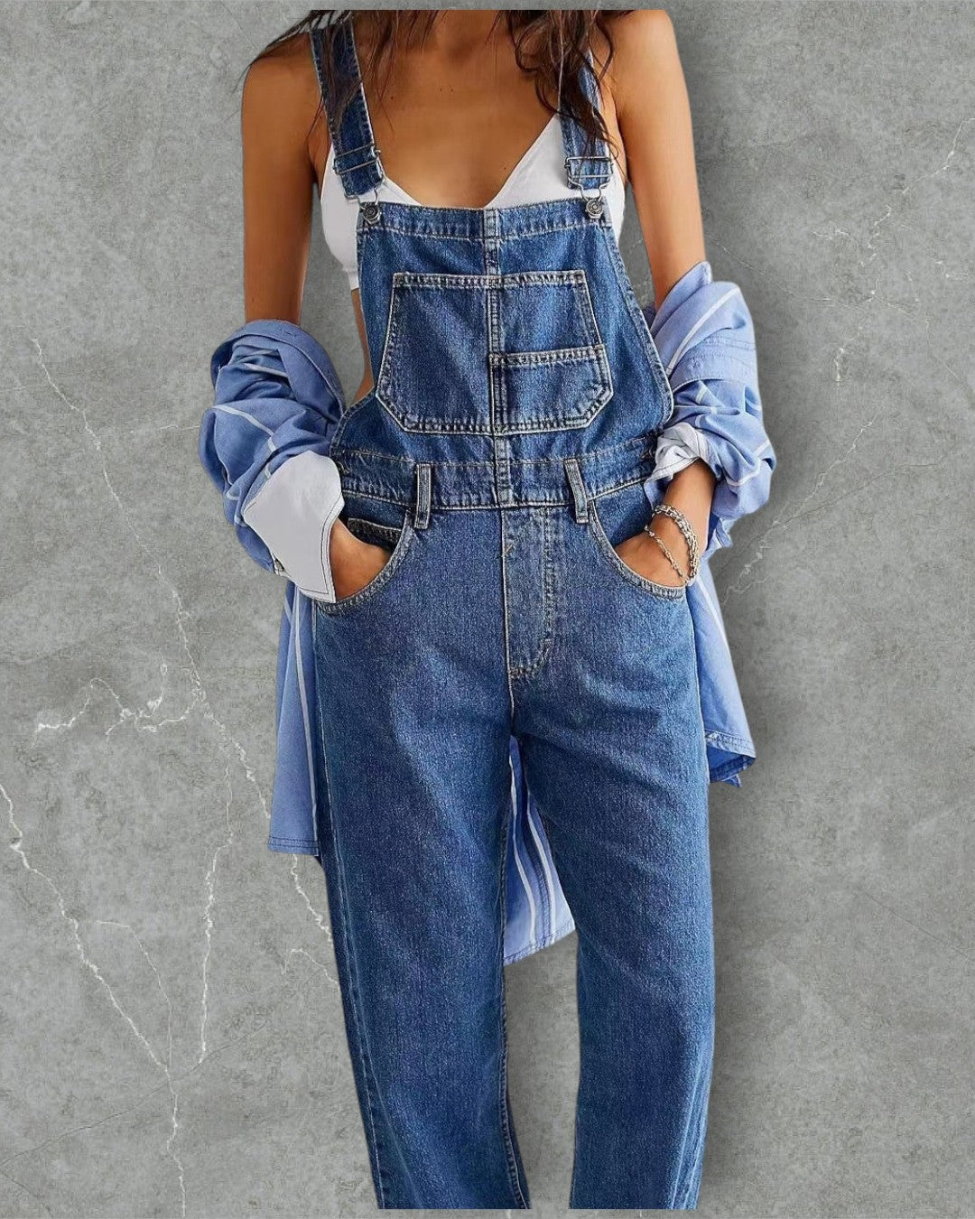 Combinaison denim urbaine Jacqui de Danoir Paris, coupe ajustée, tissu bleu, style moderne et tendance, vue de face.