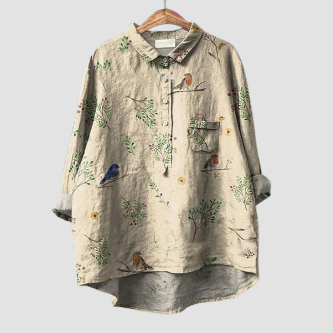 Blouse Faustine Danoir Paris, en tissu léger et délicat, avec détails fins, portée par un mannequin.