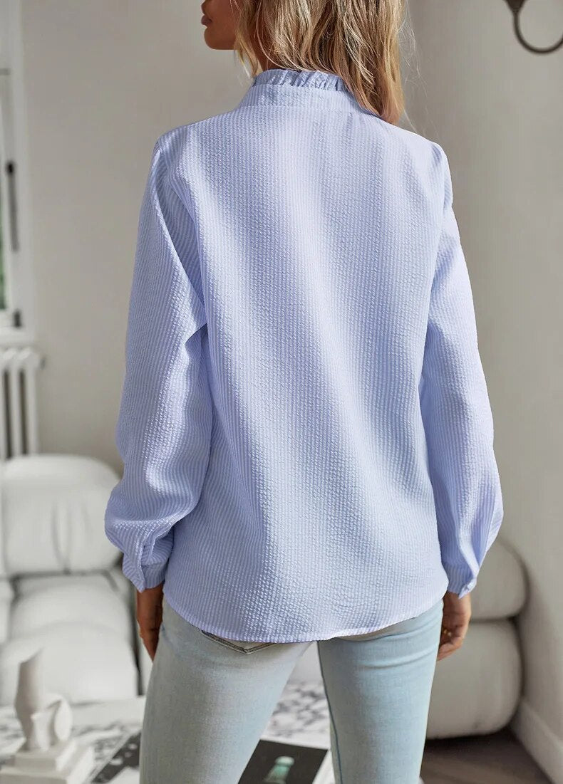 Chemise élégante Danoir Paris Alice en bleu, blouse confortable pour femme, vue de face sur mannequin.