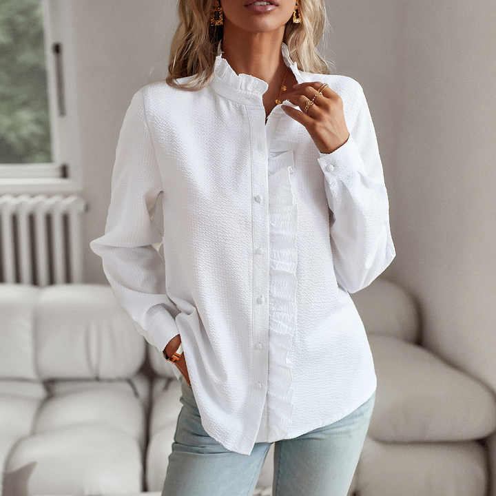 Chemise bleue élégante Danoir Paris Alice, blouse confortable en tissu léger, ajustée et sophistiquée pour femmes.