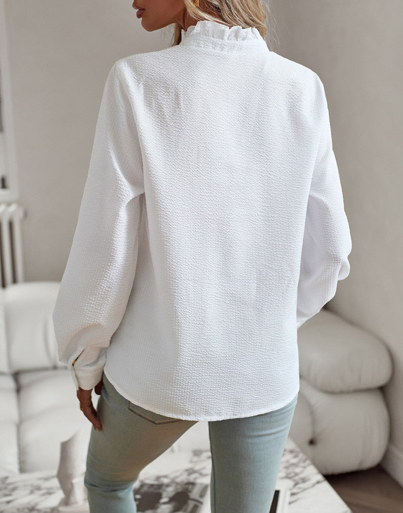 Chemise élégante Danoir Paris Alice en tissu bleu, blouse confortable avec col classique et manches longues.