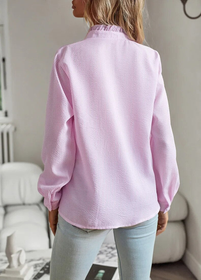 Chemise élégante Danoir Paris Alice en tissu bleu, blouse confortable avec col et manches longues.