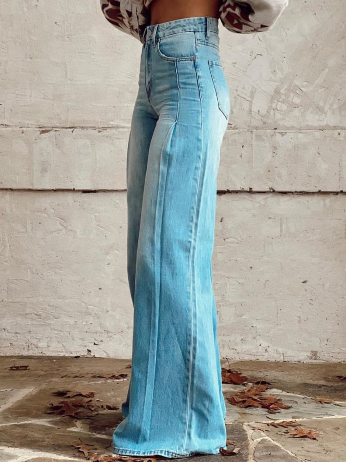 Pantaloni longs élégants Lucia de Danoir Paris, coupe ample et sophistiquée, en tissu fluide bleu marine, vue de face.