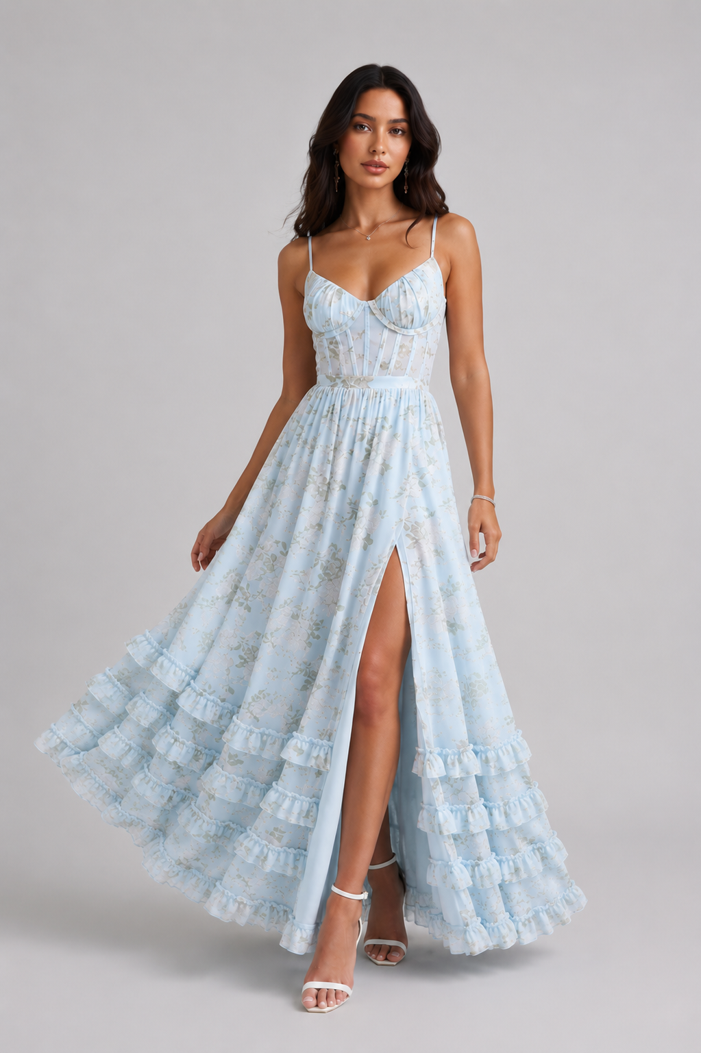 Violetta Danoir Paris silhouette sussurrante en bleu, lingerie élégante avec détails fins et design délicat visible dans l'image.