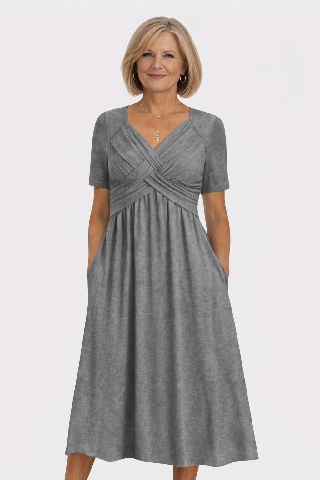 Robe Amanda de Danoir Paris en bleu, coupe flatteuse, avec détails élégants, portée sur un mannequin.