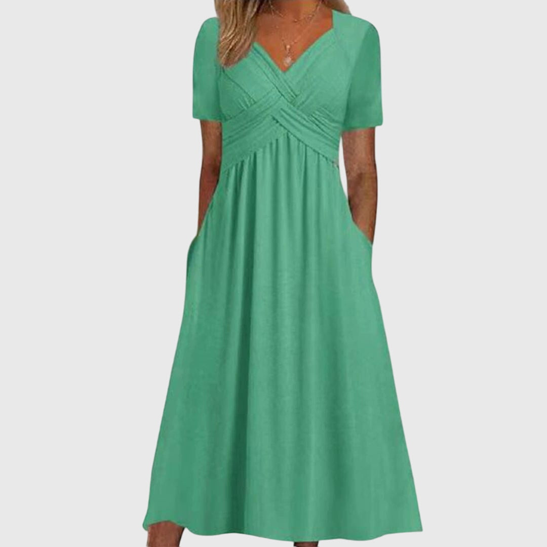 Robe Amanda de Danoir Paris en bleu, coupe flatteuse, tissu léger et élégant, portée par un mannequin.