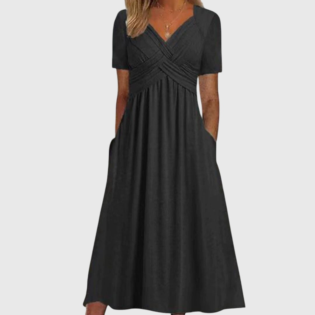 Robe Amanda de Danoir Paris en bleu, coupe flatteuse, portée élégante avec détails sophistiqués.