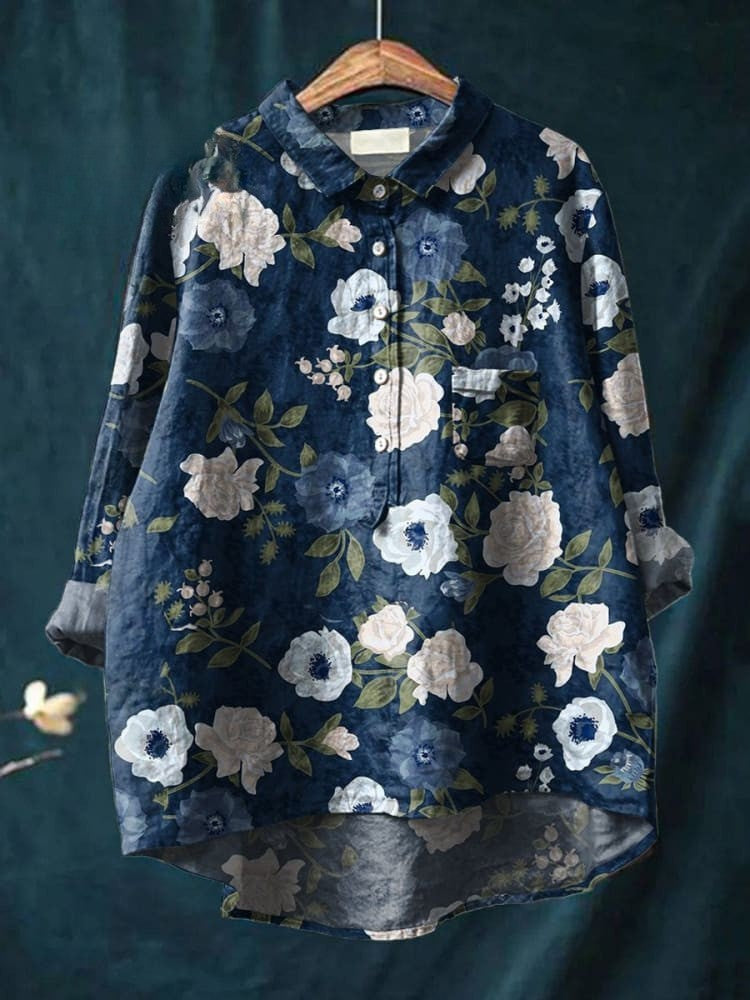 Chemise florale élégante Charlotte de Danoir Paris en tissu bleu, avec motifs floraux et coupe sophistiquée.