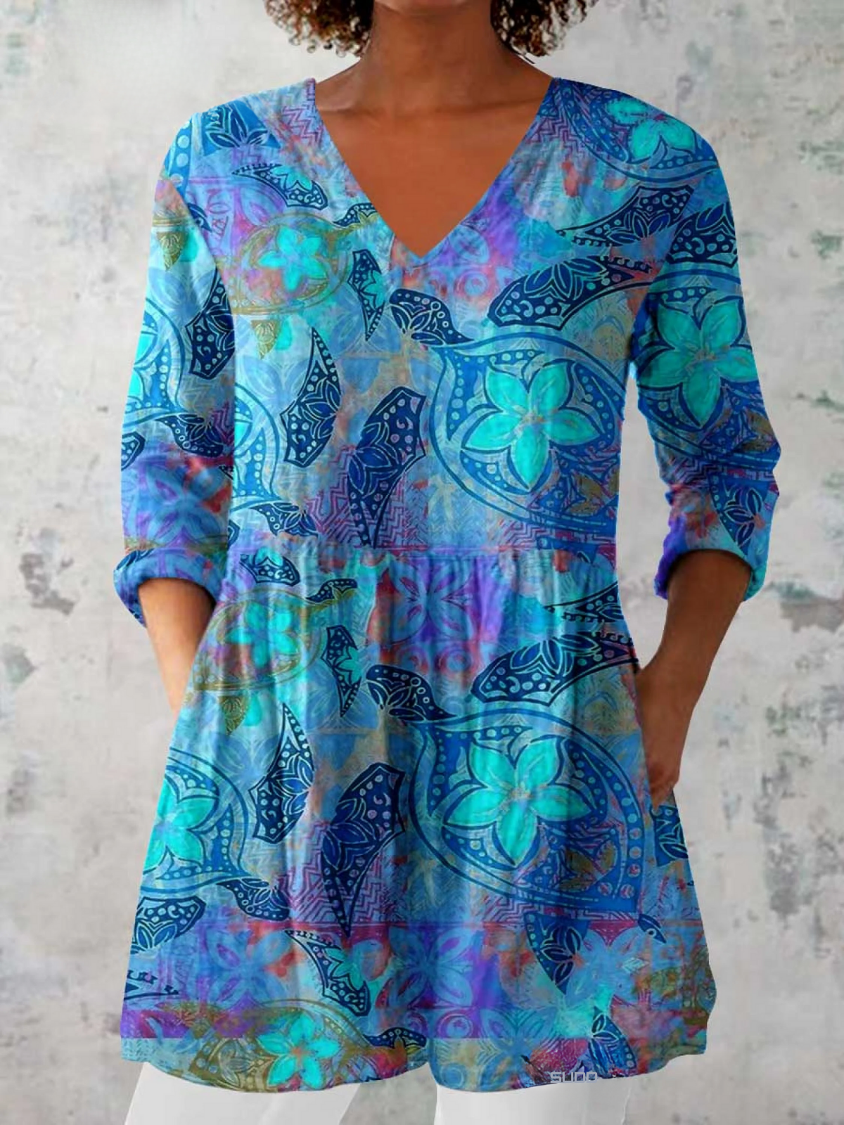 Blouse longue Julia avec col en V de Danoir Paris, en tissu bleu élégant, portée décontractée ou habillée.