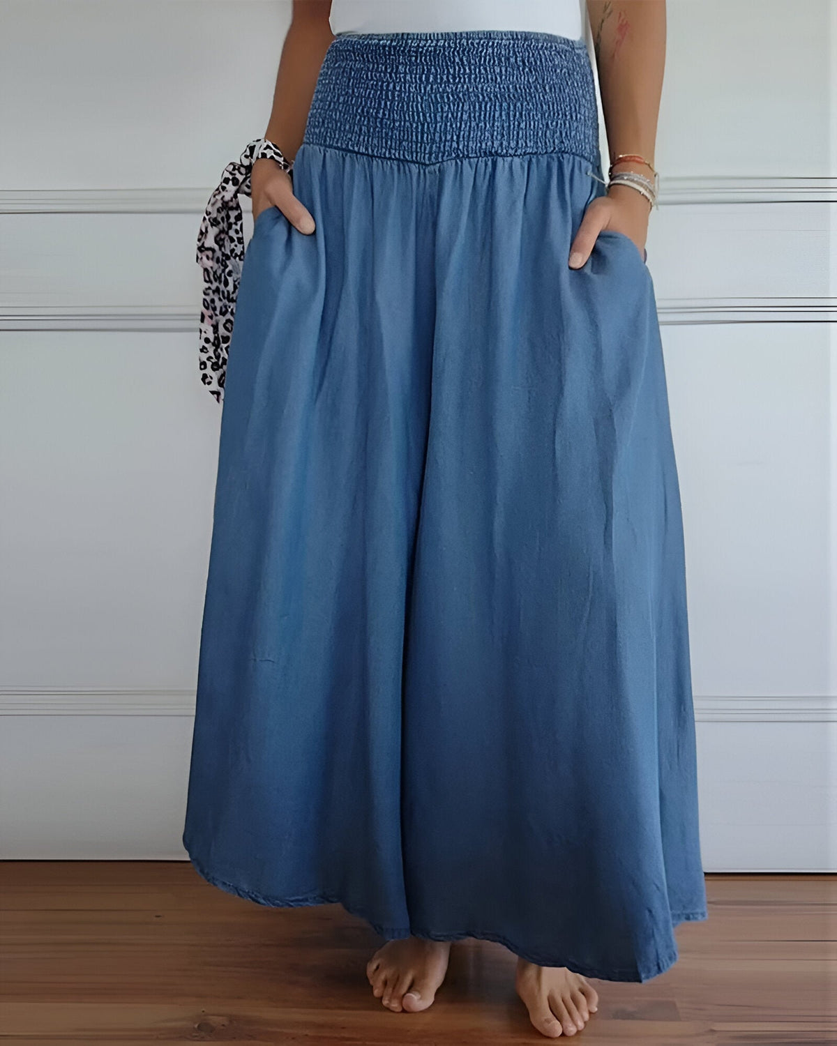Pantalon confortable Lorraine™ avec taille élastique de Danoir Paris, en tissu bleu, coupe décontractée, pour un look confortable.