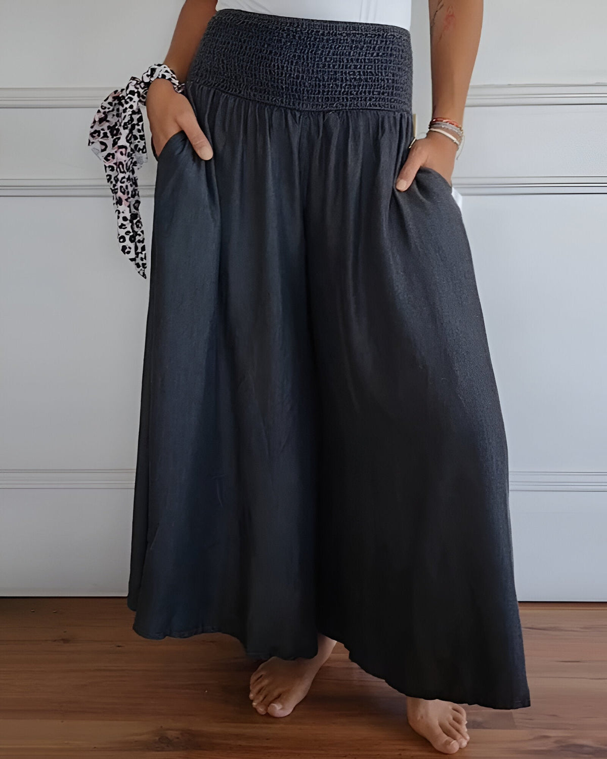 Pantalon confortable Lorraine™ de Danoir Paris, élastique à la taille, en tissu bleu, vue de face.