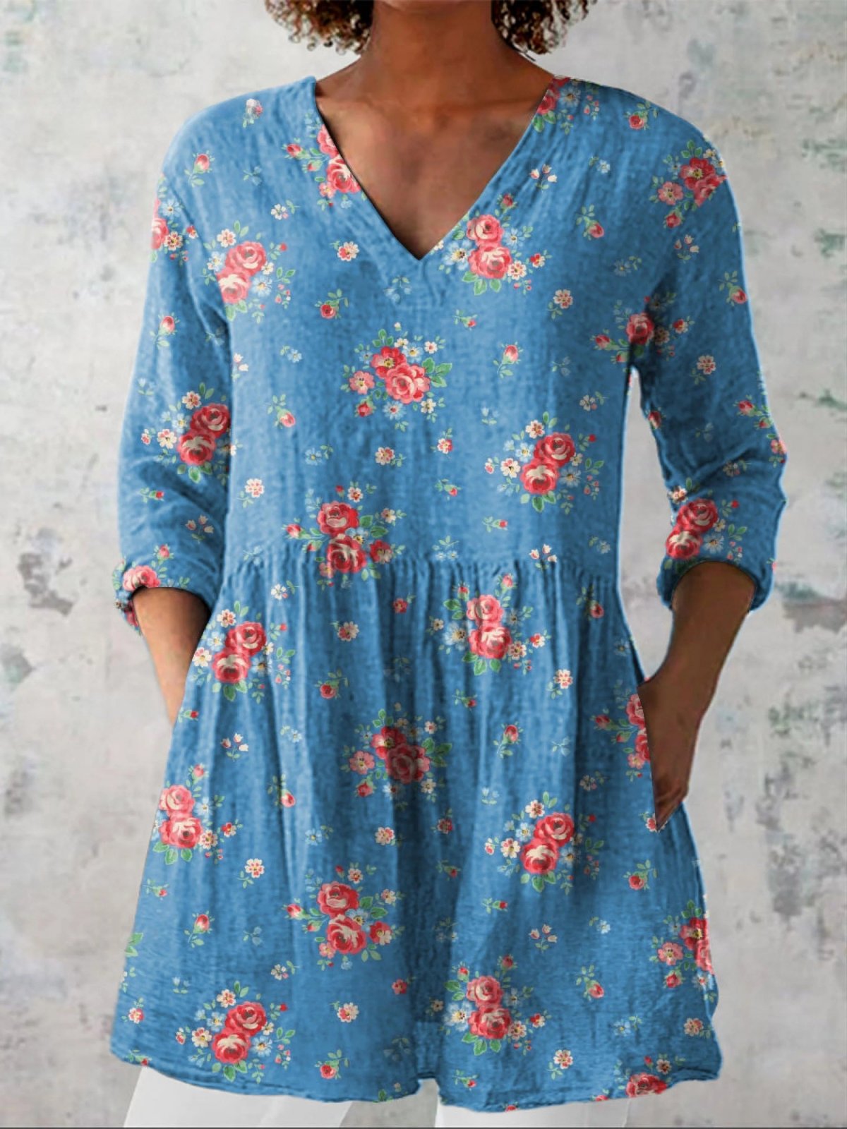 Blouse longue Melanie de Danoir Paris en bleu avec col en V, tissu léger et coupe décontractée pour un style élégant.