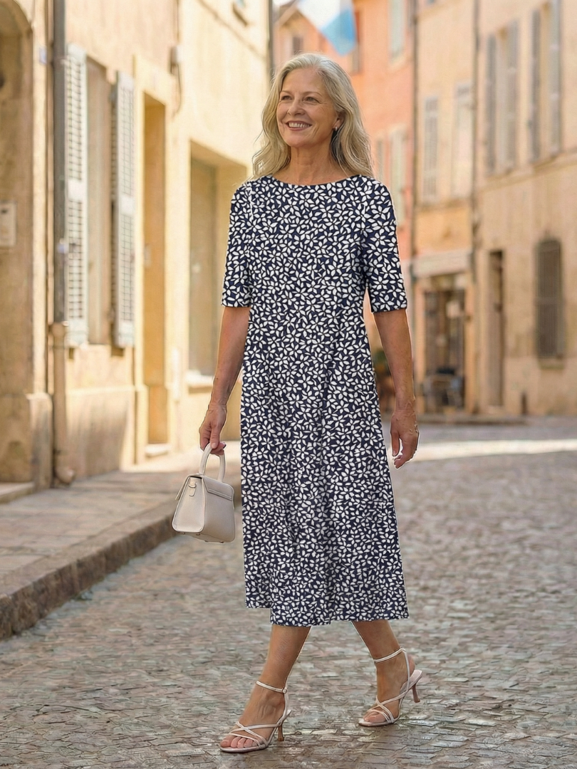 Robe Uriah à motif côtier de Danoir Paris, en tissu bleu avec un design élégant et fluide, vue de face.