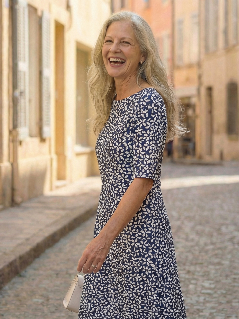 Robe Uriah de Danoir Paris avec motif côtier bleu, coupe fluide et détails élégants, idéale pour un style estival.