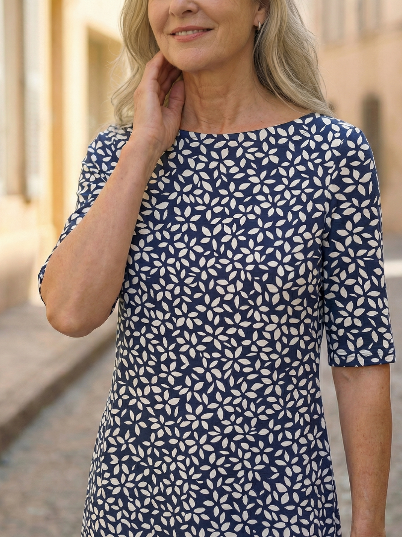 Robe Uriah à motif côtier de Danoir Paris, en tissu bleu avec design élégant, portée avec manches courtes et coupe fluide.