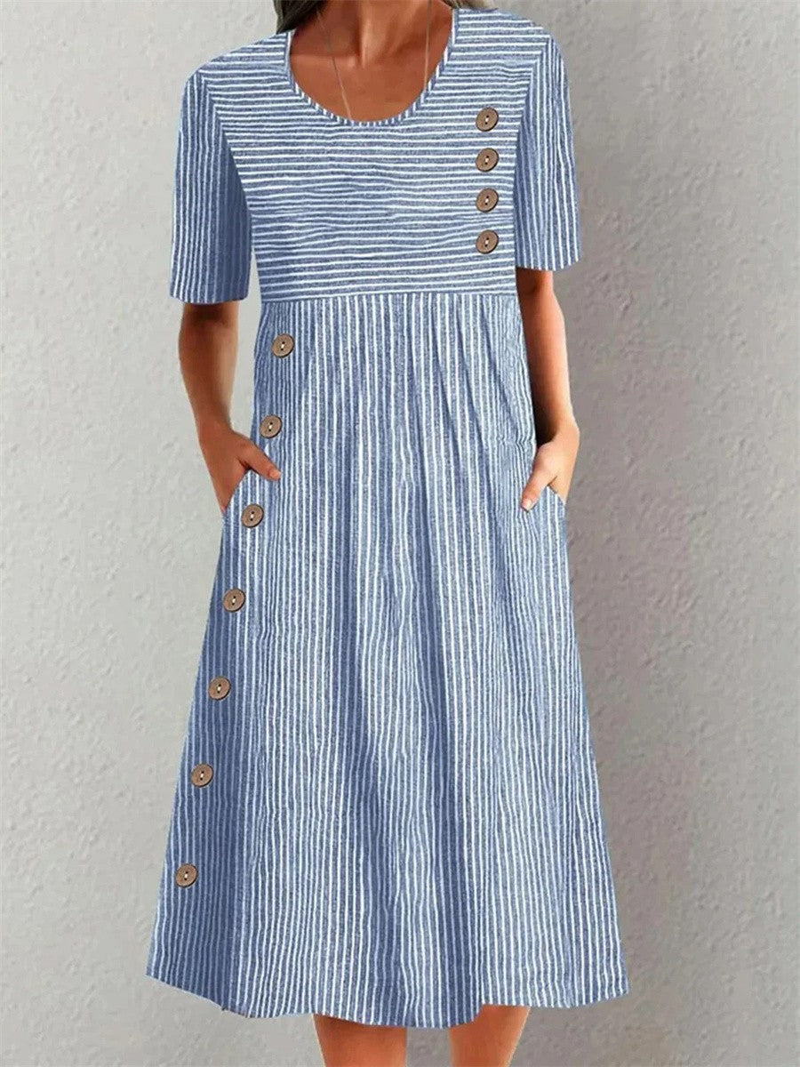 Robe d'été à rayures Sofia™ de Danoir Paris, taille XS, en tissu léger bleu et blanc, portée sur mannequin.
