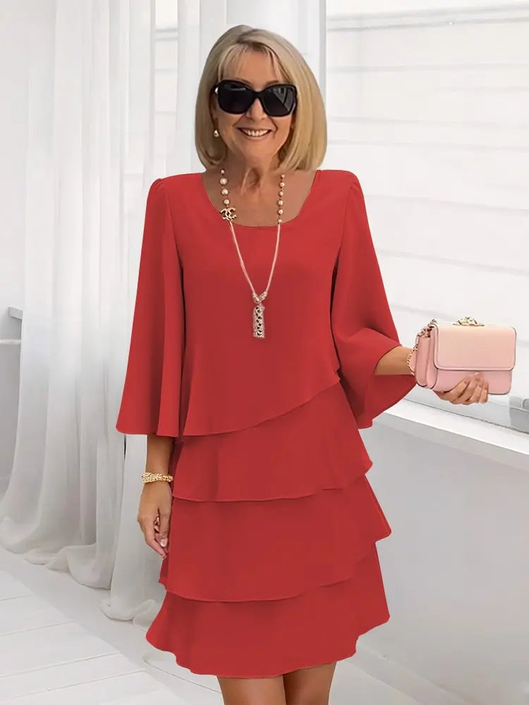 Robe Catherine Danoir Paris élégante avec volants en tissu blush, courte et fluide, parfaite pour une tenue sophistiquée.
