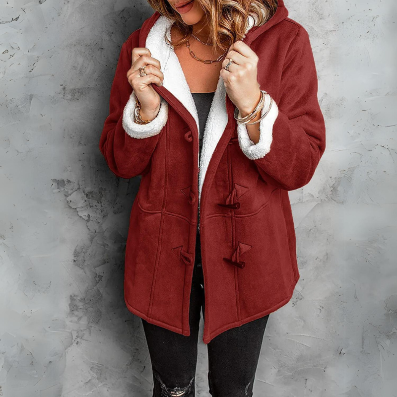 Manteau élégant pour femme Denise de Danoir Paris en tissu Bordeaux, avec coupe sophistiquée et détails raffinés.