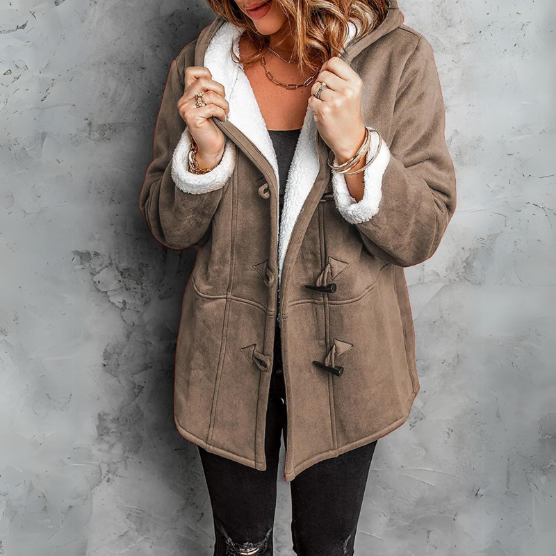 Manteau élégant pour femme Denise de Danoir Paris en bordeaux, tissu chaud et style sophistiqué.