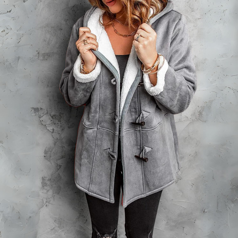 Manteau élégant pour femme Denise par Danoir Paris, coupe sophistiquée en tissu bordeaux avec col et boutons.