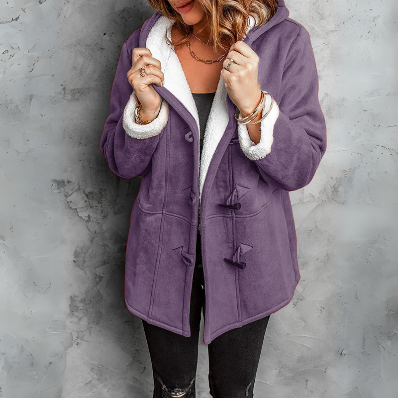 Manteau élégant pour femme Denise de Danoir Paris en tissu bordeaux, avec coupe sophistiquée et détails raffinés.
