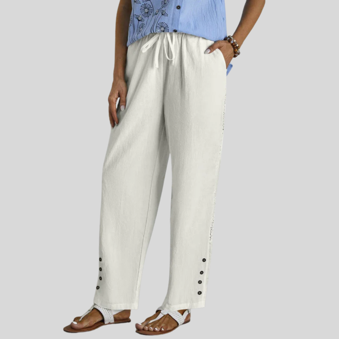 Pantalons relaxés blancs Danoir Paris Shania avec boutons, vue de face, tissu léger et style décontracté.