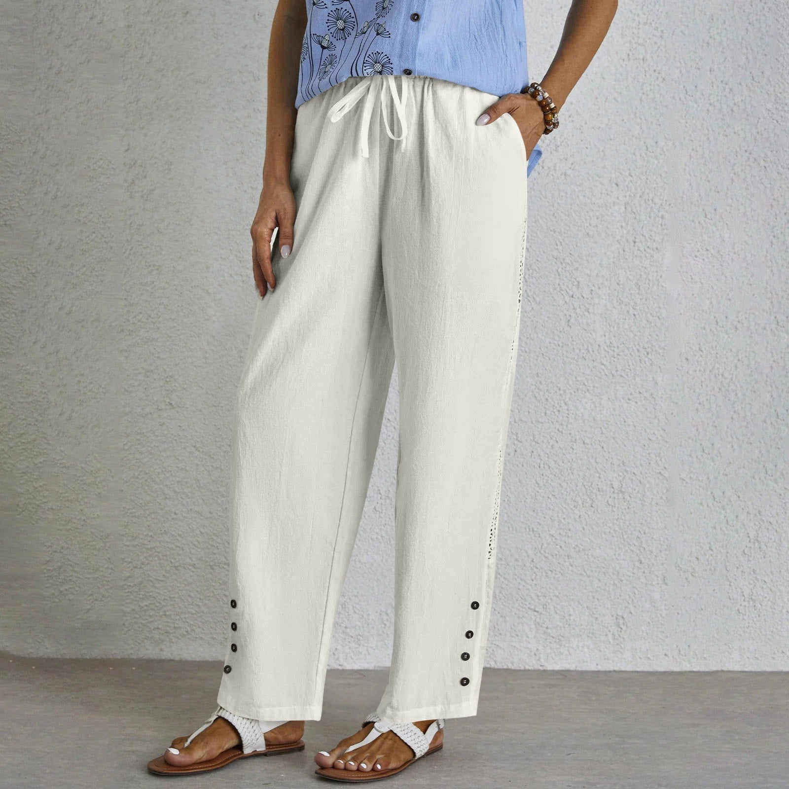 Pantalons relaxés blancs Danoir Paris Shania avec boutons, vue de face, tissu léger et style décontracté.