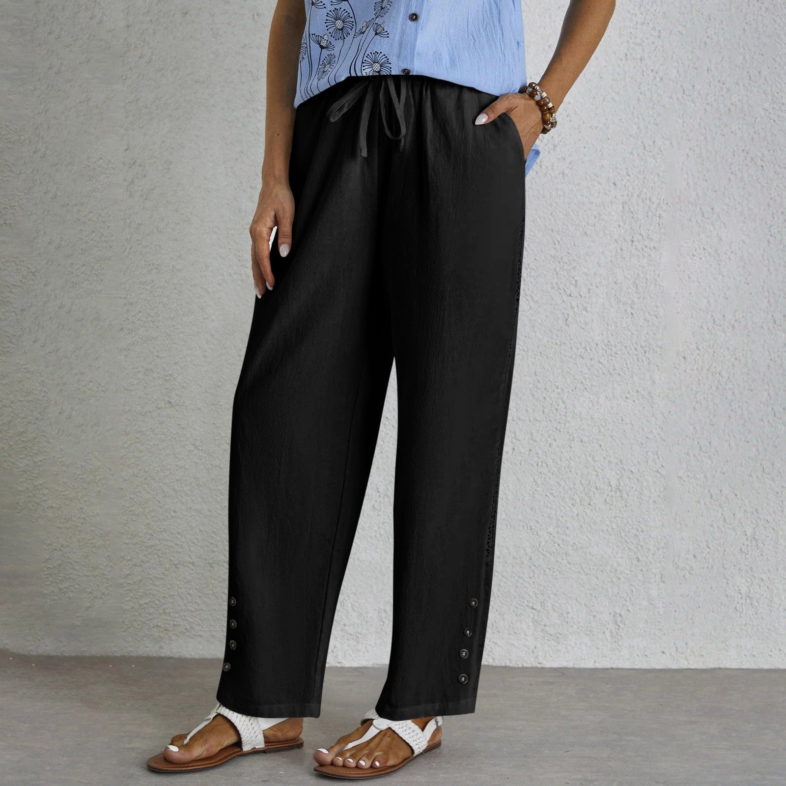 Pantalons relaxés blancs Danoir Paris Shania avec boutons, vêtement tendance pour un style décontracté et élégant.
