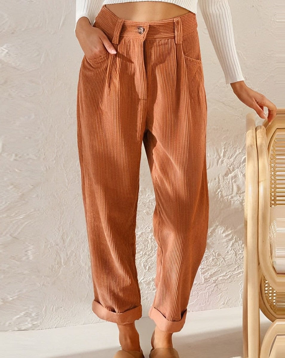 Pantalons casual Danoir Paris Cassidy en tissu moutarde, style intemporel, vue de face sur fond blanc.