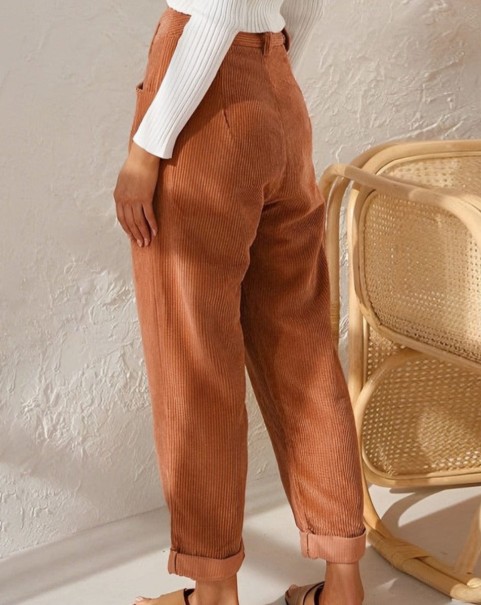Pantalons casual Danoir Paris Cassidy en moutarde, style intemporel, vue de face, tissu confortable, taille ajustée.
