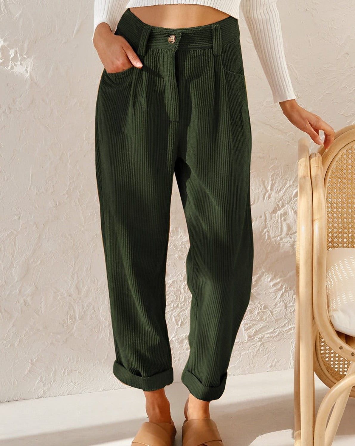 Pantalons décontractés Cassidy de Danoir Paris en tissu moutarde, style intemporel et confortable pour un look casual.