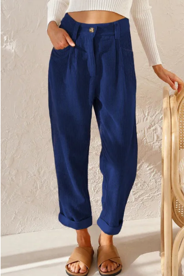 Pantalons casual intemporels Cassidy de Danoir Paris en tissu moutarde, style décontracté et confortable, taille ajustable.