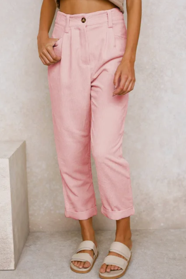 Pantalons Cassidy de Danoir Paris en couleur moutarde, style casual intemporel, vue de face, tissu léger et confortable.