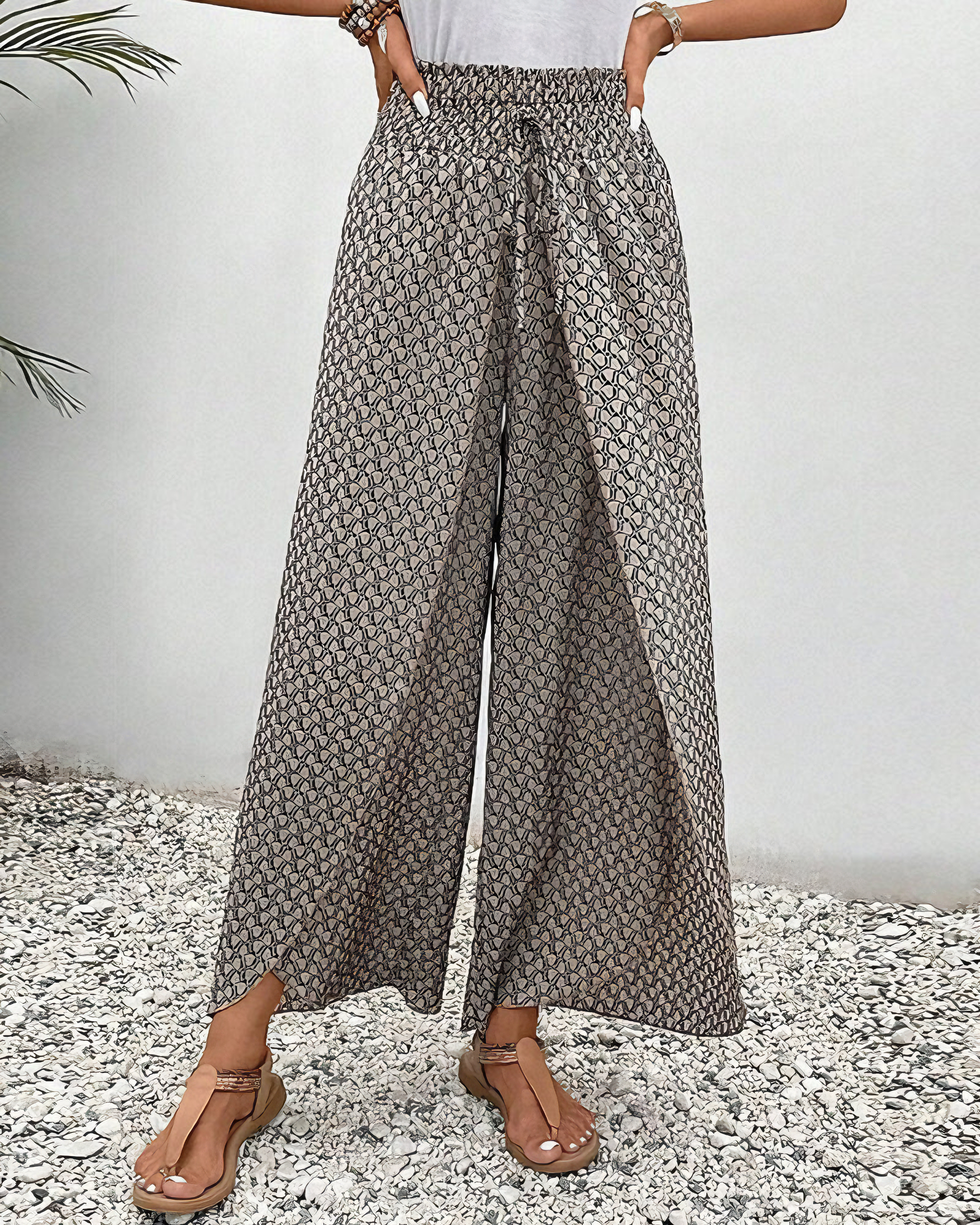 Pantalon large relax Sahara de Danoir Paris, vêtement pour femmes, porté avec un haut blanc, tissu léger et confortable.