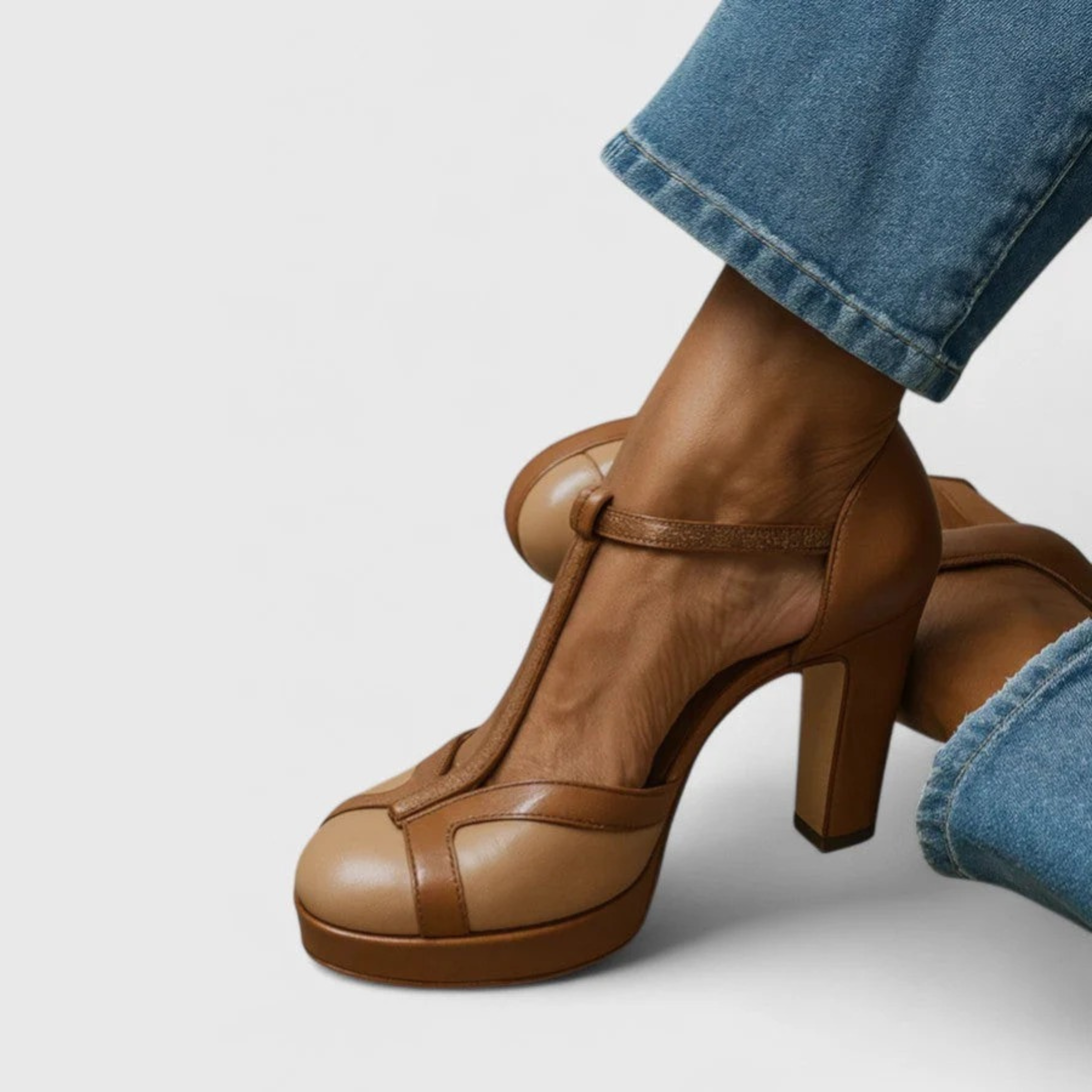Talons raffinés Seliora de Danoir Paris en brun, vue en gros plan montrant la texture et la finition élégante.
