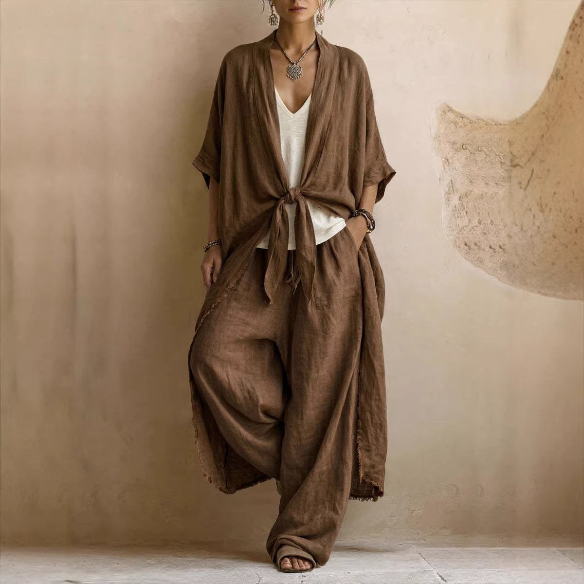 Ensemble deux pièces en lin oversize Danoir Paris, kimono brun et pantalon à jambes larges, porté en plein jour.