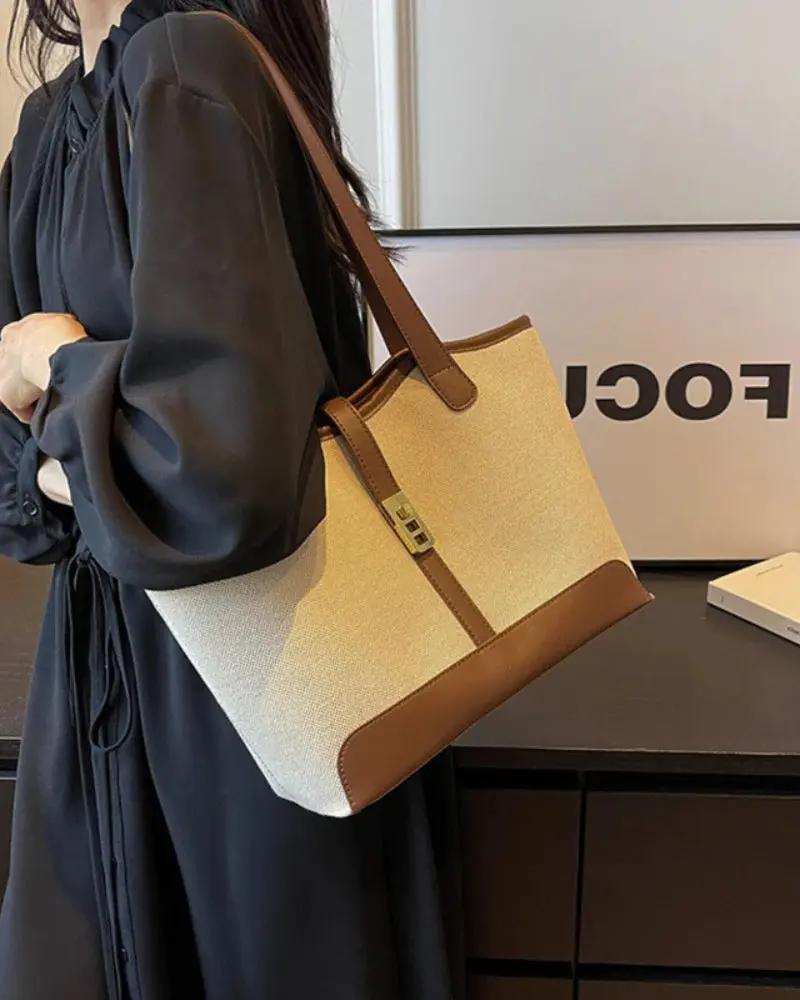 Sac à bandoulière Danoir Paris St Tropez en cuir marron avec poches et détails élégants, vue de face.
