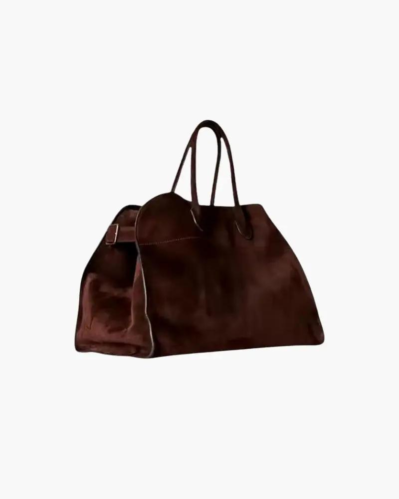 Sac en velours marron Danoir Paris, élégant sac Henna avec bandoulière et détails raffinés, visible en gros plan.
