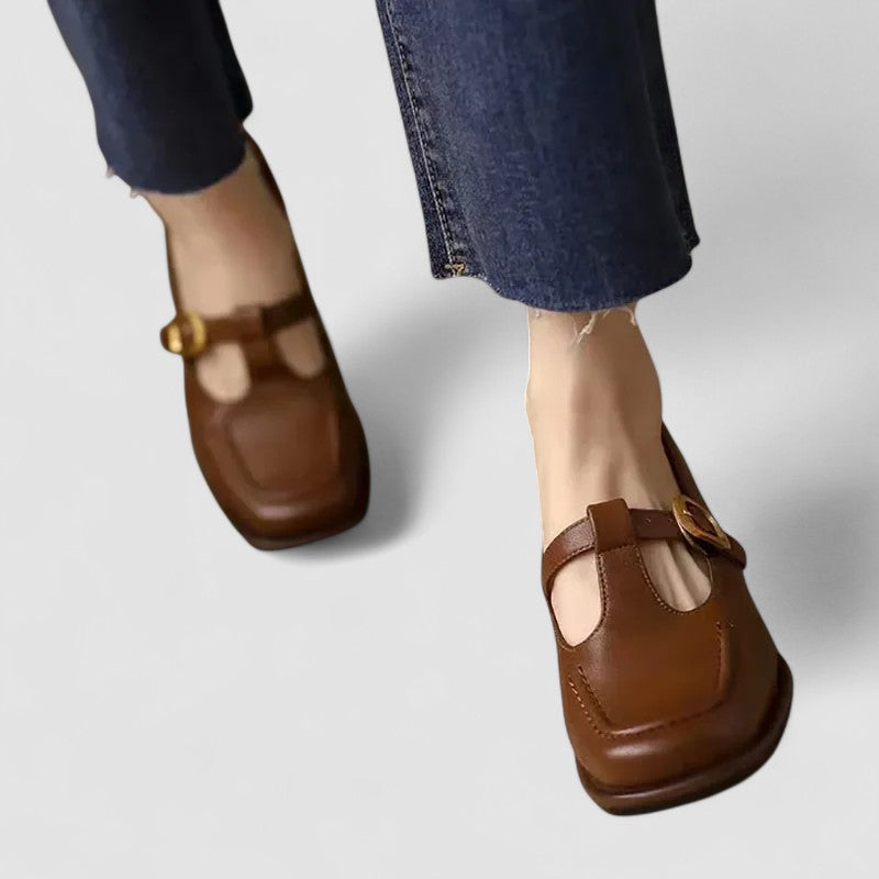 Chaussures bébé Adélaïde™ Danoir Paris, talons bas en brun, en cuir doux pour petits pieds.