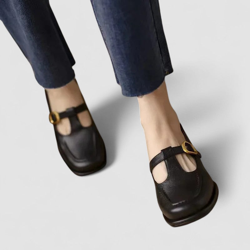 Chaussures bébé Talon Bas Adélaïde™ de Danoir Paris en brun, vue de face avec talon bas confortable.