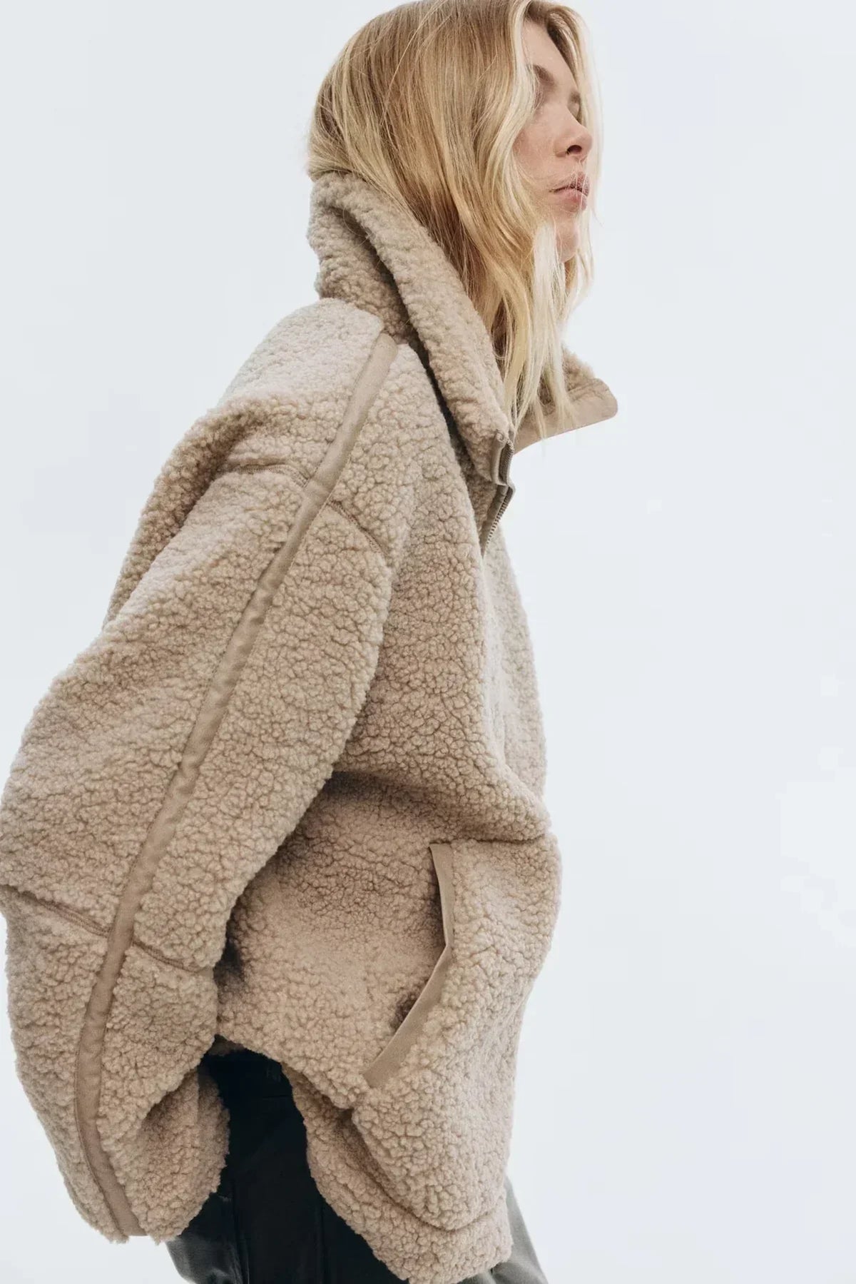 Manteau en Teddy Doux KAJA de Danoir Paris, brun, chaud et doux, porté sur un mannequin.