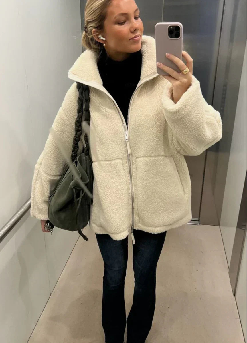 Manteau en Teddy Danoir Paris KAJA brun doux, tissu chaud et moelleux, style élégant et confortable pour l'hiver.