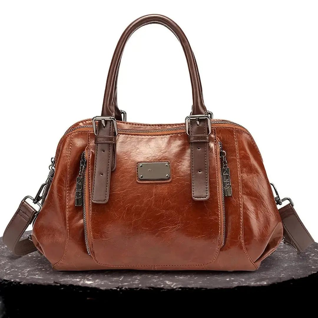 Sac à déclaration élégant Silke Danoir Paris en cuir brun avec détails sophistiqués, parfait pour une tenue chic et tendance.
