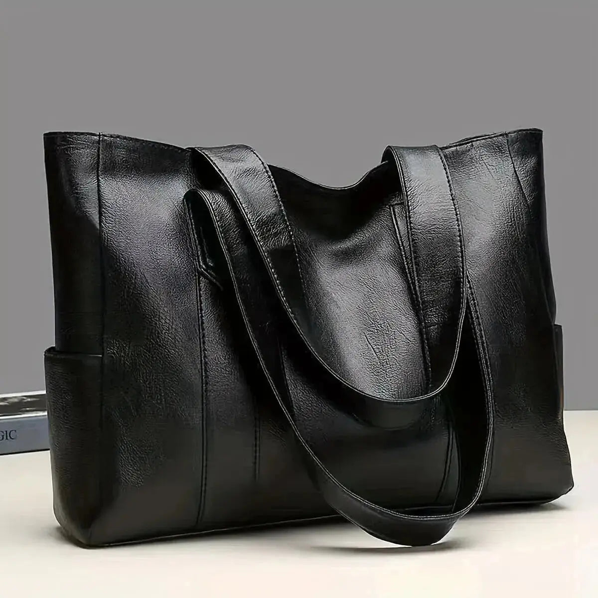Lena, robe classique élégante et intemporelle de Danoir Paris, en tissu raffiné, portée dans un cadre chic.