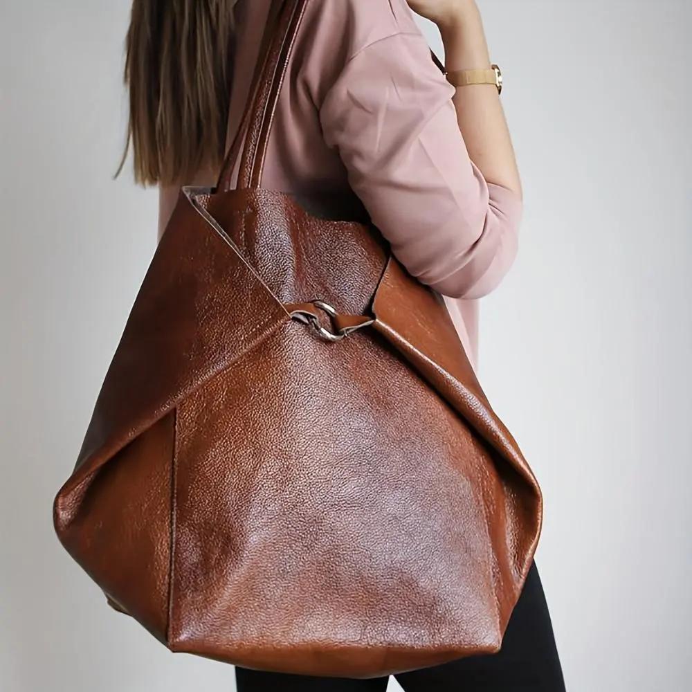 Grand sac à main vintage Renee de Danoir Paris, en cuir marron avec poignées robustes et design élégant.