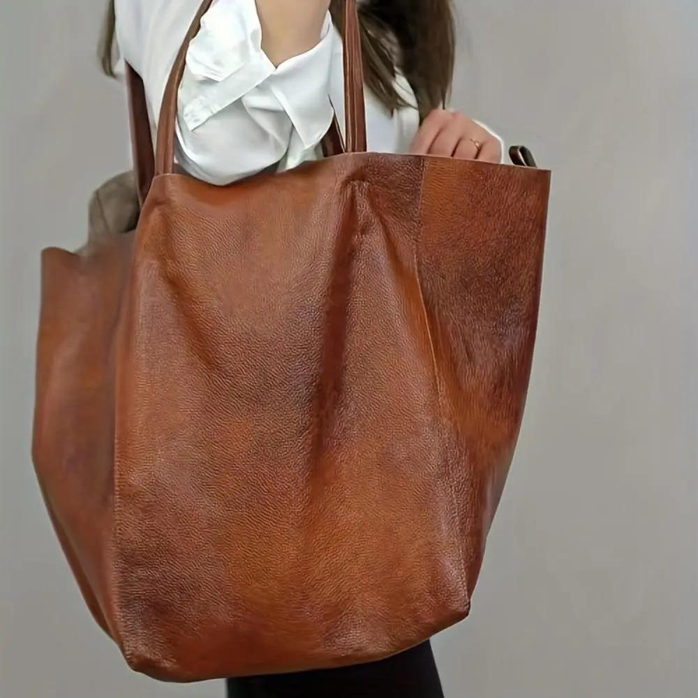 Grand sac à main vintage Renee de Danoir Paris avec détails élégants et design inspiré, porté sur l'épaule.