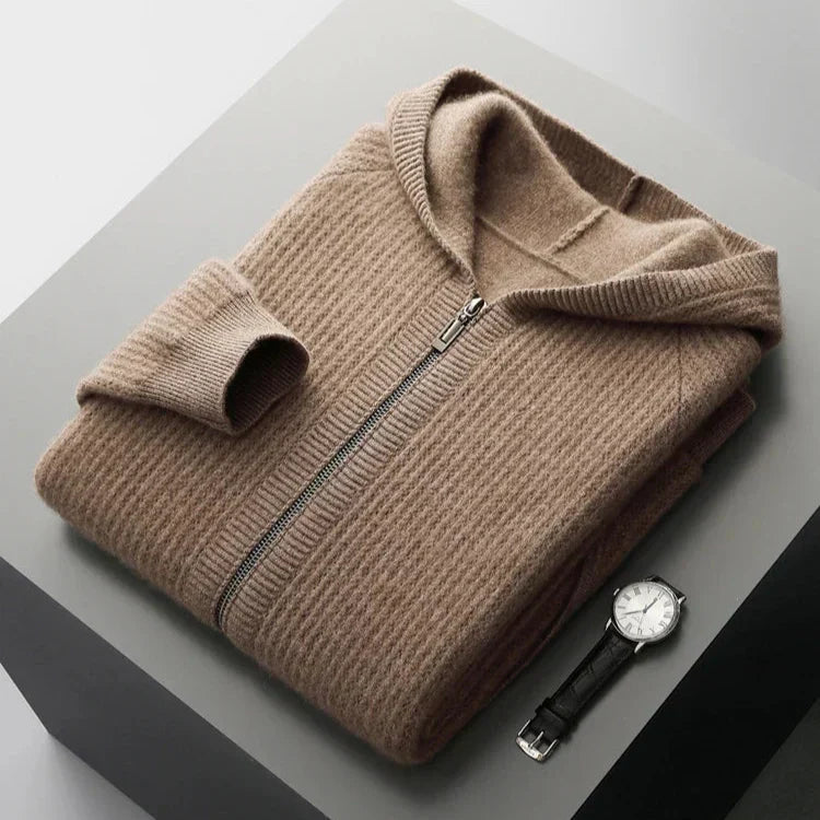 Hoodie en cachemire Danoir Paris beige, doux et luxueux, porté avec détails visibles en tissu de haute qualité.