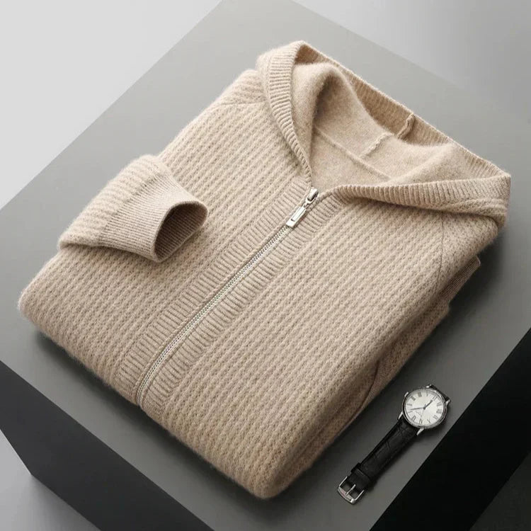 Hoodie en cachemire luxe Danoir Paris de couleur camel porté sur mannequin, douceur et élégance pour un look confortable et chic.