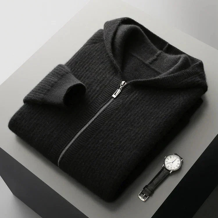 Hoodie en cachemire de luxe Danoir Paris, couleur camel, doux et élégant, porté avec un style décontracté et sophistiqué.